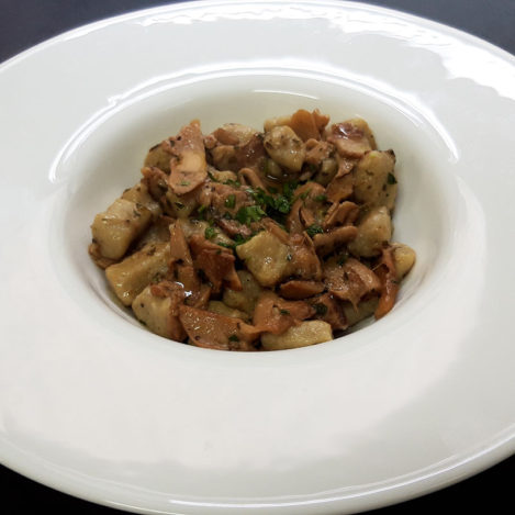 pasta fresca gnocchi con funghi porcini