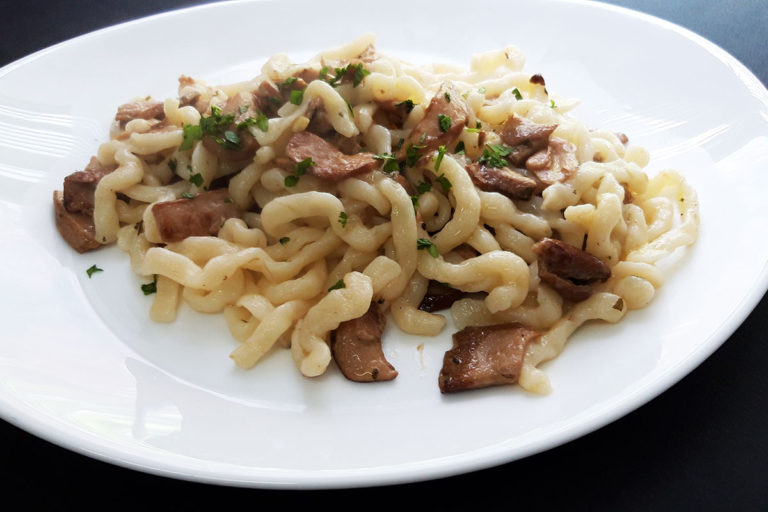 pasta fresca pici con funghi porcini